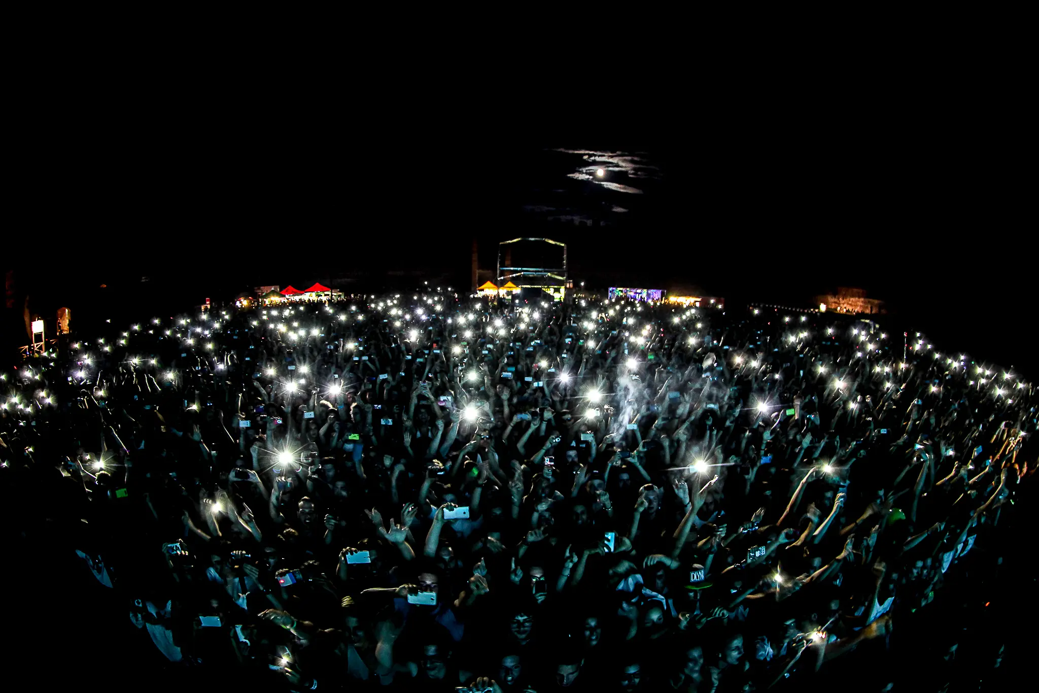 scatto del pubblico ad un festival realizzato dal fotografo concerti bruno garreffa a Milano