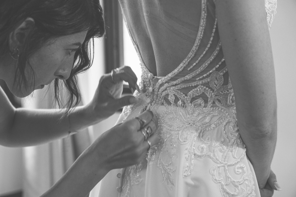fotografie matrimonio a monza durante la preparazione della sposa con l'abito bianco, scattata da bruno garreffa