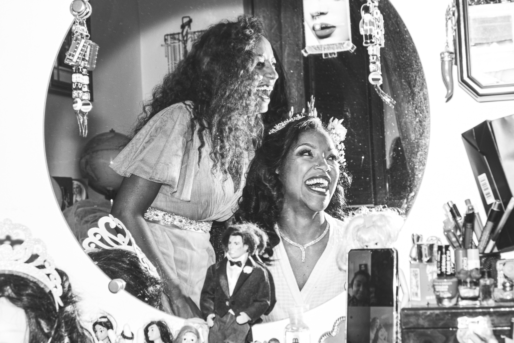 foto sposa con damigella allo specchio scattata durante il servizio fotografico matrimonio di bruno garreffa a milano