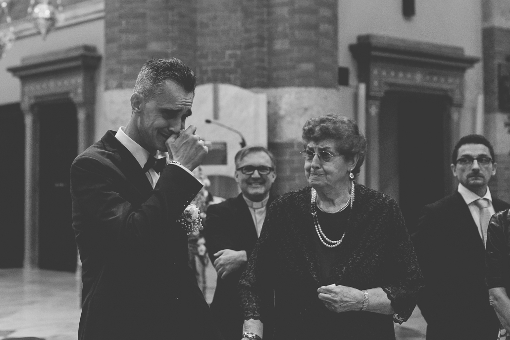 foto sposo in chiesa a monza che aspetta l'entrata della sposa scattata dal fotografo matrimonio bruno garreffa