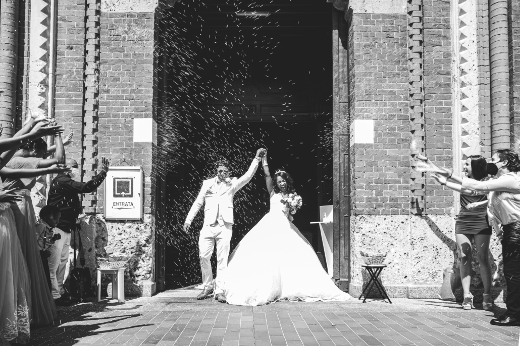 scatto degli sposi all'uscita della chiesa a milano realizzata dal fotografo matrimoni bruno garreffa