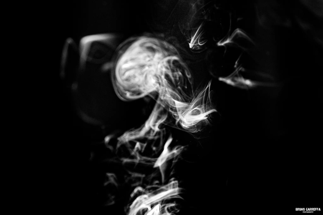 fotografia artistica del fumo che forma uno scheletro realizzata dal fotografo bruno garreffa presso il suo studio fotografico a seveso