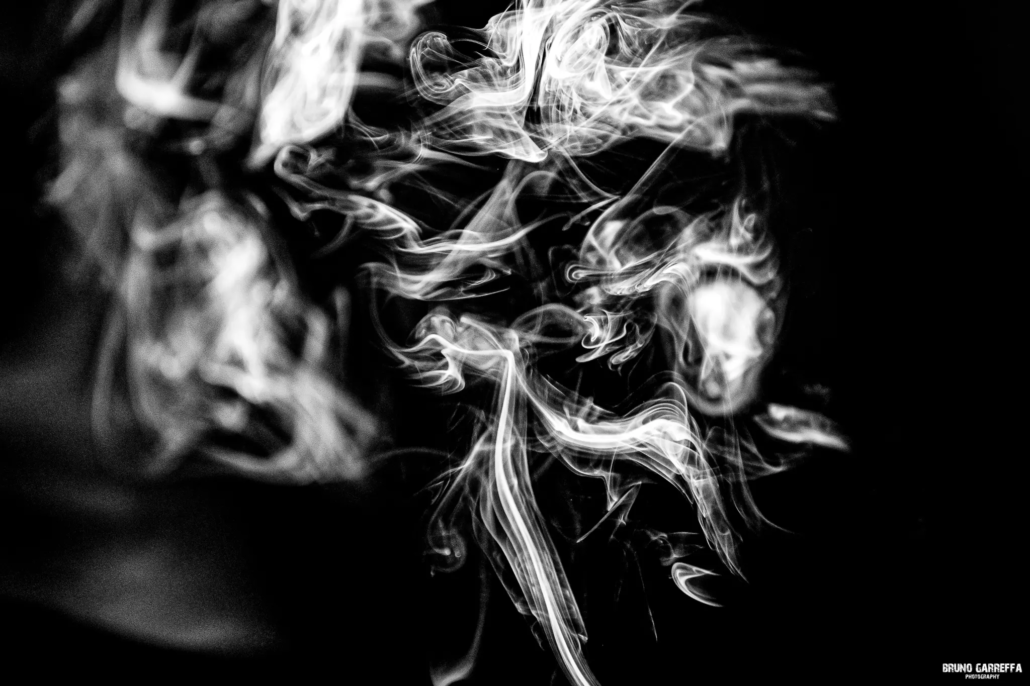 fotografia arte contemporanea del fumo di sigaretta scattata dal fotografo professionista bruno garreffa a milano