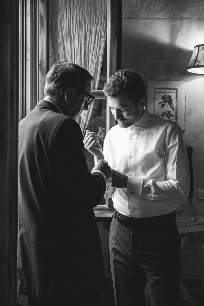 foto sposo durante la preparazione scattata da fotografo per matrimonio bruno garreffa in provincia di monza e brianza