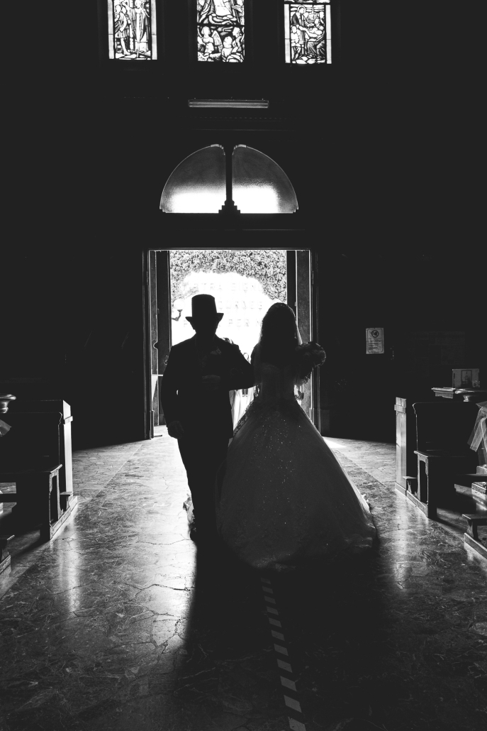 foto sposa durante l'entrata in chiesa a milano realizzata dal fotografo per matrimonio bruno garreffa