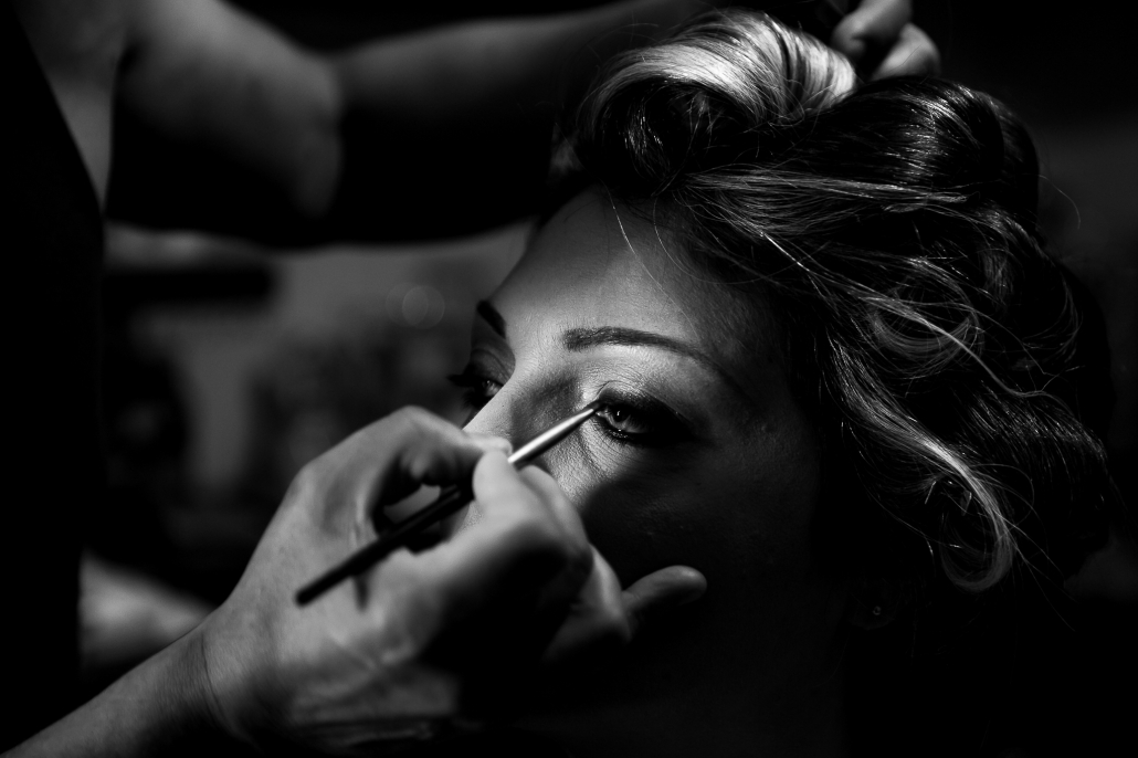 preparazione della sposa durante il trucco, scatto realizzato da bruno garreffa fotografo matrimonio milano