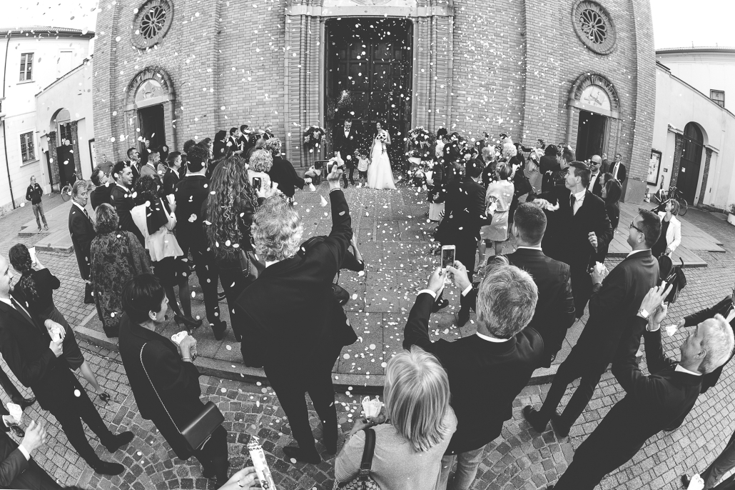 foto sposi all'uscita della chiesa realizzata durante il servizio fotografico matrimonio di bruno garreffa a milano