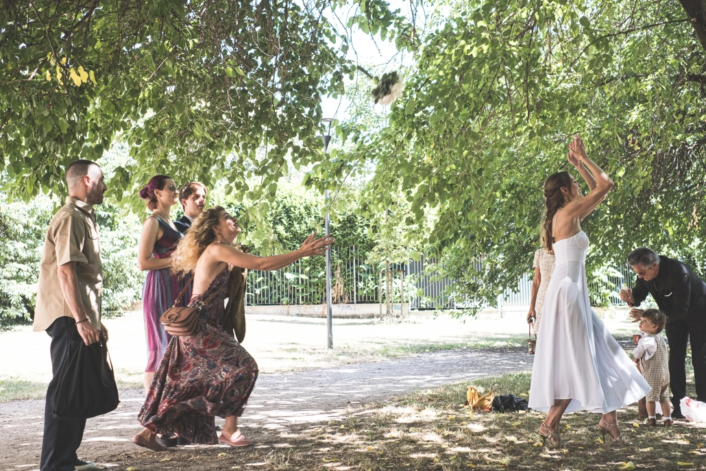 foto sposa al lancio del bouquet dopo la cerimonia a come scattata da bruno garreffa