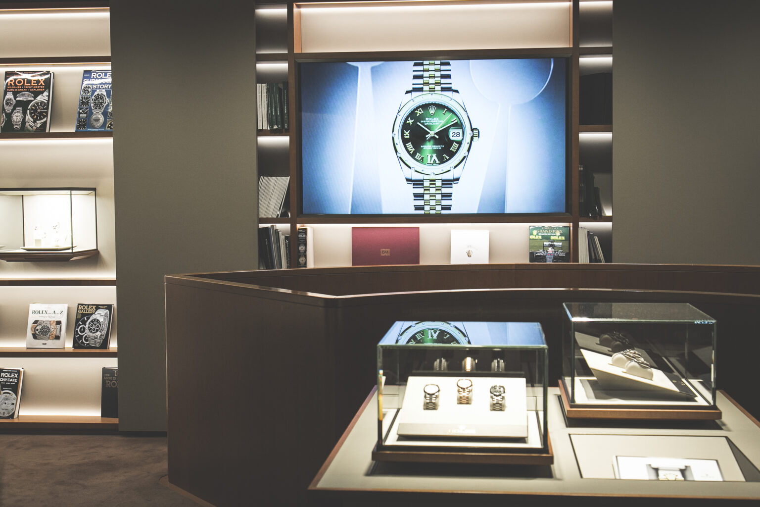 foto di eventi con orologi di lusso in esposizione presso il negozio rolex a milano, scatto di bruno garreffa