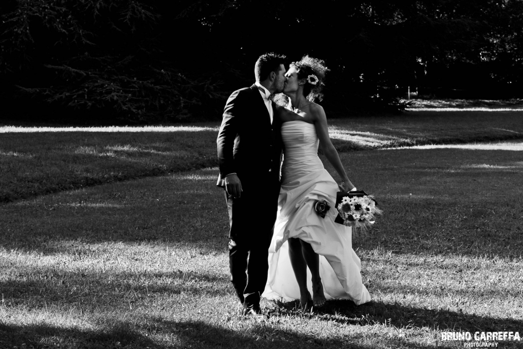 coppia di sposi dopo la cerimonia in chiesa a milano scattata dal fotografo per matrimonio bruno garreffa
