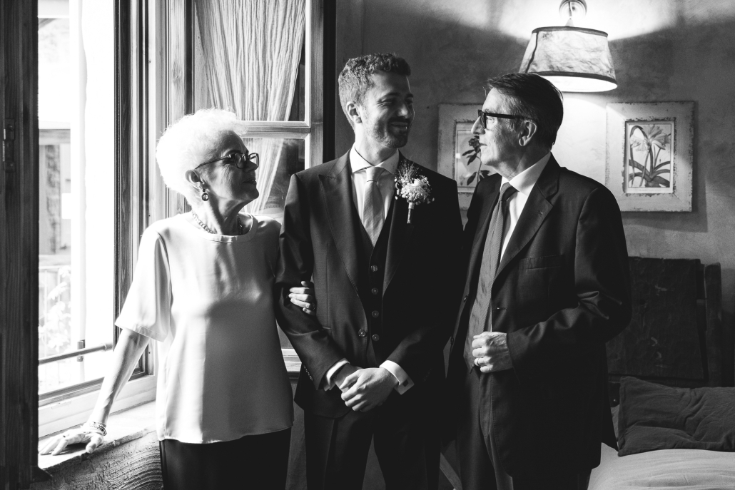 foto dello sposo con i genitori prima della cerimonia a como creata dal fotografo per matrimonio bruno garreffa