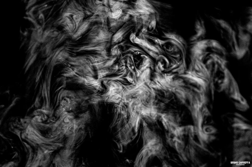 foto d'autore del fumo che forma delle immagini realizzata dal fotografo d'arte bruno garreffa a milano